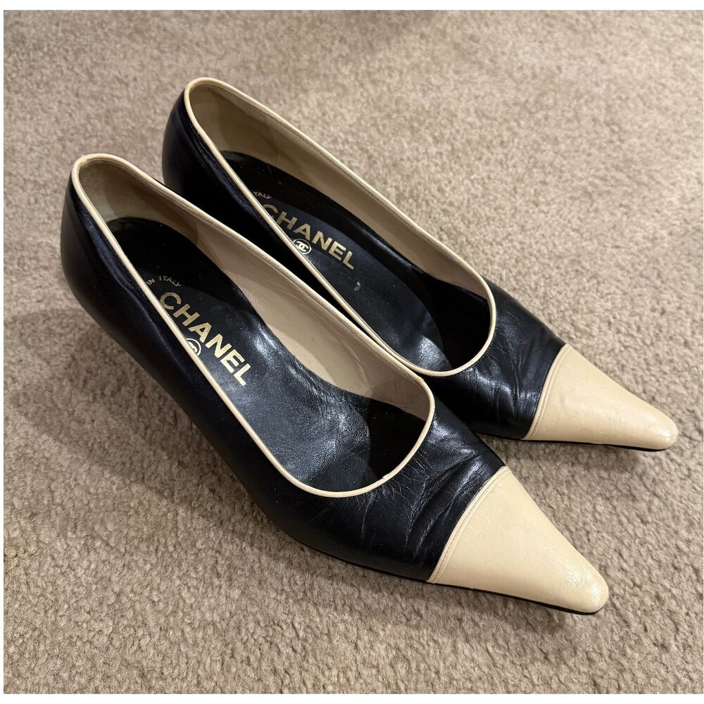 CHANEL Pumps 37.5 Black Beige Leather Cap Toe Pointed Kitten Heel Made Italy - Picture 3 of 14